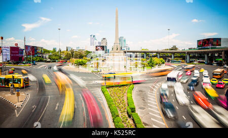 Il traffico nella rotonda che circonda il monumento della vittoria a Bangkok, in Thailandia Foto Stock