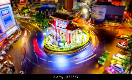 Bangkok skyline al tramonto e la Cina porta d'ingresso a Chinatown a Bangkok, Thailandia (logo sfumata per uso commerciale) Foto Stock