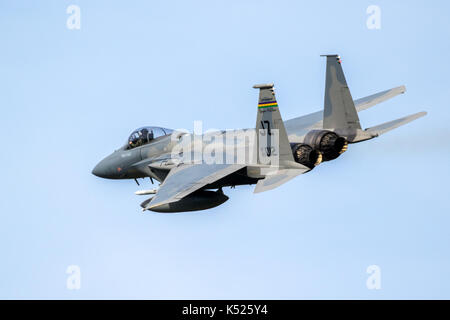 Leeuwarden, Paesi Bassi - Aprile 5, 2017: US Air Force F-15 Eagle jet da combattimento aereo in fase di decollo durante l'esercizio frisone bandiera. Foto Stock