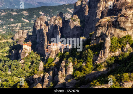 Saint rousanou e nicholas anapausas monasteri sulle rocce monolitico in pindo rock mountains. meteora, Grecia Foto Stock