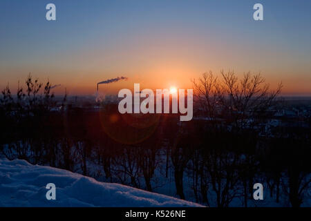 Guardando ad ovest su Kriistine: un paesaggio industriale al tramonto dalla Piiskopi Aed, Toompea, Tallinn, Estonia Foto Stock