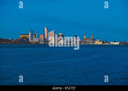 Liverpool pier head e waterfront al crepuscolo. Foto Stock