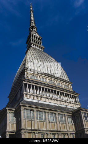 Vista l'enorme cupola della Mole Antonelliana, Torino, Italia Foto Stock