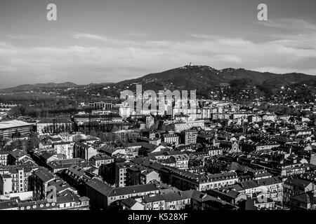Bianco e nero panorama di Torino, con la Collina di Superga e cattedrale in background, Torino, Italia Foto Stock