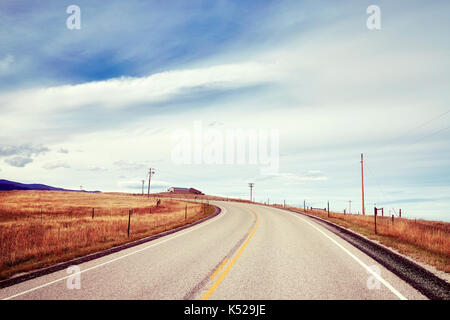 Vintage immagine stilizzata di una strada di campagna, il concetto di viaggio. Foto Stock