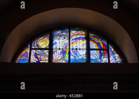 Il vetro macchiato dentro la chiesa di Rovigno Foto Stock