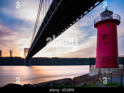 Una lunga esposizione di faro rosso piccolo e George Washington Bridge Foto Stock