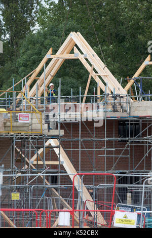 Redrow housing development in Hauxton,Cambridge il 5 settembre.La società ha annunciato oggi un record del set di risultati. Housebuilder Redrow ha salutato un record del set di risultati, sfidando i timori su un alloggiamento di rallentamento del mercato e di volatili di un ambiente politico ed economico. La ditta ha visto ricavi incremento del 20% a €1,66 miliardi nell'anno a giugno 30, mentre l utile ante imposte è cresciuto del 26% a € 315 milioni. Foto Stock