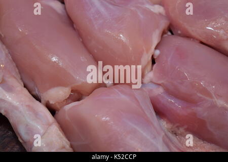 Chiusura del pollo crudo pronto per cucinare Foto Stock
