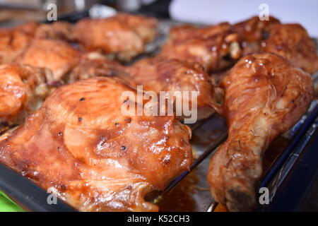 Chiusura del pollo crudo pronto per cucinare Foto Stock