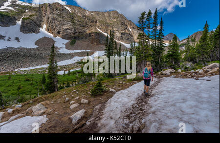 Backpacker entrando nella valle vicino a lago blu colorado picchi indiano deserto Foto Stock