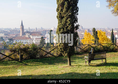 Giovane donna guardando sopra verona al sole del mattino Foto Stock