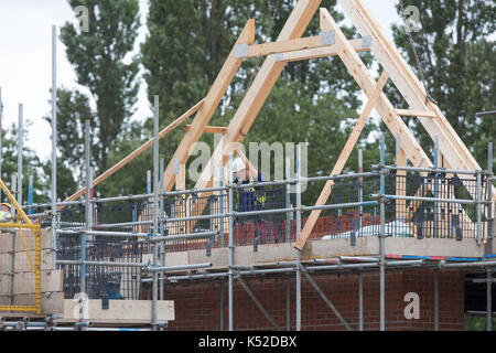 Redrow housing development in Hauxton,Cambridge il 5 settembre.La società ha annunciato oggi un record del set di risultati. Housebuilder Redrow ha salutato un record del set di risultati, sfidando i timori su un alloggiamento di rallentamento del mercato e di volatili di un ambiente politico ed economico. La ditta ha visto ricavi incremento del 20% a €1,66 miliardi nell'anno a giugno 30, mentre l utile ante imposte è cresciuto del 26% a € 315 milioni. Foto Stock