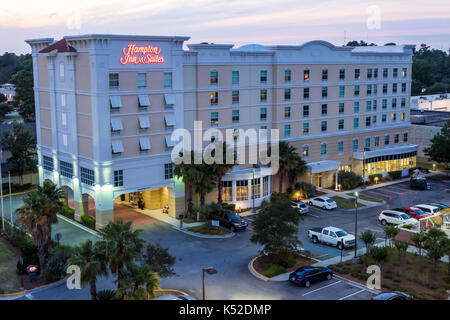 Savannah Georgia,Midtown,Hampton Inn & Suites,hotel,edificio,esterno,cartello,crepuscolo,illuminazione,parcheggio,Stati Uniti America Nord America,GA1705120 Foto Stock