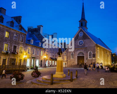 La cattedrale di Notre Dame des Victoires, Quebec City, Quebec, Canada accesa durante il blue ora. Foto Stock