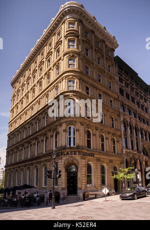 Hotel Le Place d' armes, Montreal, Quebec, Canada in estate tempo durante il giorno con cielo blu chiaro Foto Stock