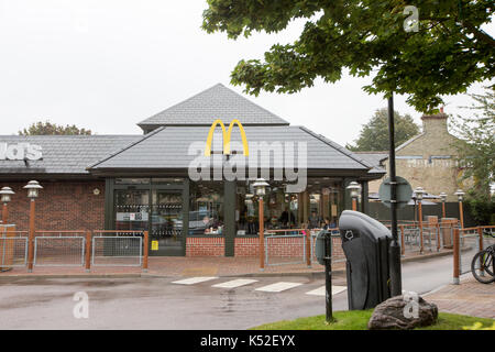 Il mcdonald in Cambridge dove il personale si tiene uno sciopero.Tuttavia non vi è stato alcun segno di picchetti a mezzogiorno di lunedì 4 settembre dopo i riscontri a sinistra per una riunione a Londra.il ramo era occupato e non aveva che colpisce i lavoratori mantenendo aperto il ristorante. MCDONALD'S lavoratori sono messa in scena il loro primo sciopero del regno unito dopo aver camminato fuori a due negozi in una controversia relativa a zero ore contratti e condizioni. i lavoratori a Cambridge e crayford, a sud-est di Londra, iniziò la 24 ore di azione a mezzanotte. una unione denominata "Brave" spostare da basso-personale retribuito. Foto Stock