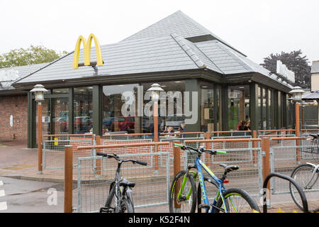Il mcdonald in Cambridge dove il personale si tiene uno sciopero.Tuttavia non vi è stato alcun segno di picchetti a mezzogiorno di lunedì 4 settembre dopo i riscontri a sinistra per una riunione a Londra.il ramo era occupato e non aveva che colpisce i lavoratori mantenendo aperto il ristorante. MCDONALD'S lavoratori sono messa in scena il loro primo sciopero del regno unito dopo aver camminato fuori a due negozi in una controversia relativa a zero ore contratti e condizioni. i lavoratori a Cambridge e crayford, a sud-est di Londra, iniziò la 24 ore di azione a mezzanotte. una unione denominata "Brave" spostare da basso-personale retribuito. Foto Stock