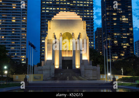 L'Anzac Memorial Hyde Park Sydney Australia di notte le luci si riflettono nei "Lago di riflessioni' Foto Stock