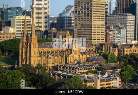 Alba a St Marys Cattedrale cattolica romana Sydney Australia con il Quartiere Finanziario Centrale di Sydney Skyline Foto Stock