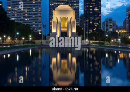 L'Anzac Memorial Hyde Park Sydney Australia di notte le luci si riflettono nei "Lago di riflessioni' Foto Stock