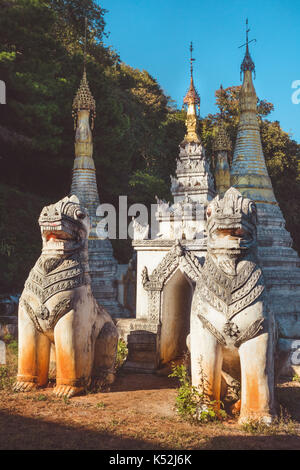 Sculture buddista del mitologico leone-come Chinthe. Pindaya, Stato Shan, Myanmar. Foto Stock