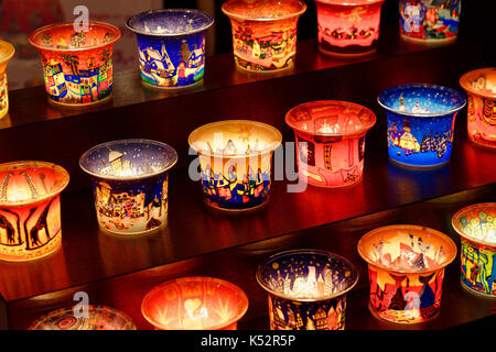 Luci in stallo sulla fiera di natale a Erbach nel Odenwald, Hesse, Germania Foto Stock