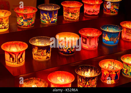 Luci in stallo sulla fiera di natale a Erbach nel Odenwald, Hesse, Germania Foto Stock