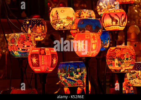 Luci in stallo sulla fiera di natale a Erbach nel Odenwald, Hesse, Germania Foto Stock