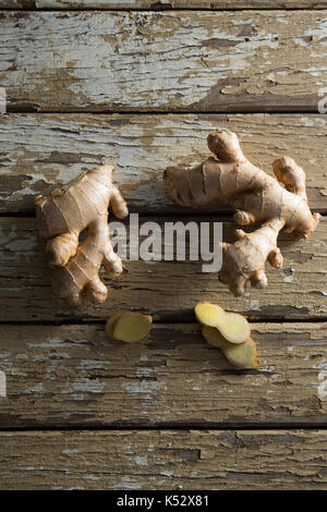 Direttamente sopra vista di gingers alterato sul tavolo di legno Foto Stock