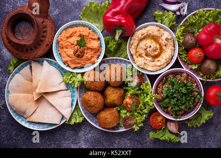 Selezione di medio orientale o piatti arabi. Foto Stock