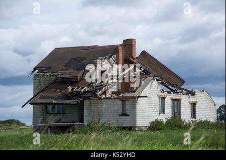 Distrutto casa estremamente alta velocità vento durante la tempesta in agosto in Bozejowice, Polonia 2 settembre 2017 © Wojciech Strozyk / Alamy Stock Photo Foto Stock