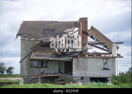 Distrutto casa estremamente alta velocità vento durante la tempesta in agosto in Bozejowice, Polonia 2 settembre 2017 © Wojciech Strozyk / Alamy Stock Photo Foto Stock