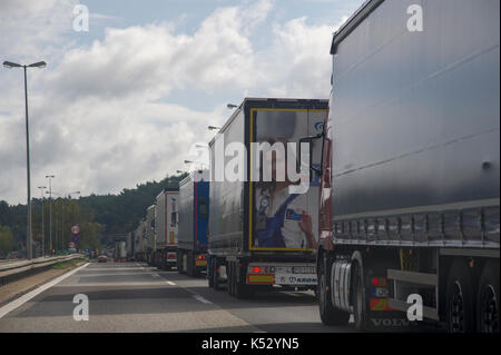 La linea di carrelli Tedesco sul confine polacco sulla Bundesautobahn 12 a Francoforte (Oder) / Swiecko, Germania. 2 settembre 2017 © Wojciech Strozyk / Alamy Stock Foto Stock