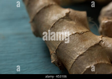 Close-up di zenzero sul tavolo di legno Foto Stock