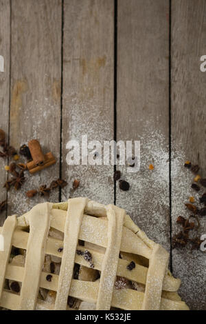 Immagine ritagliata della torta di mele con spezie sul tavolo Foto Stock