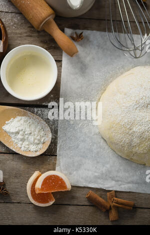 Direttamente sopra il colpo di impasto impastato nel mezzo di vari ingredienti sul tavolo Foto Stock