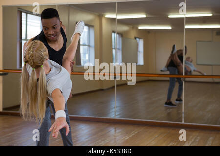 Ballerini cercando ogni altro da specchio a dance studio Foto Stock