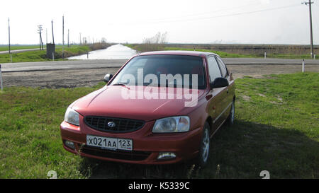 Krasnodar, Russia - marzo 24, 2013: auto Hyundai Accent di seconda generazione in termini di prestazioni di un tre porte coupé. tre cilindri motore diesel. illus Foto Stock