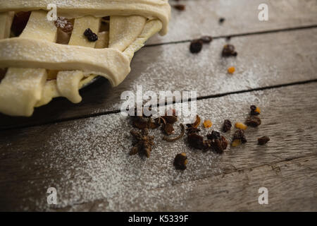 Immagine ritagliata della torta di mele con spezie a tavola Foto Stock