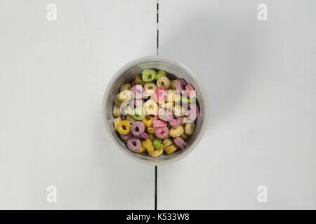 Froot loops in ciotola su sfondo bianco Foto Stock