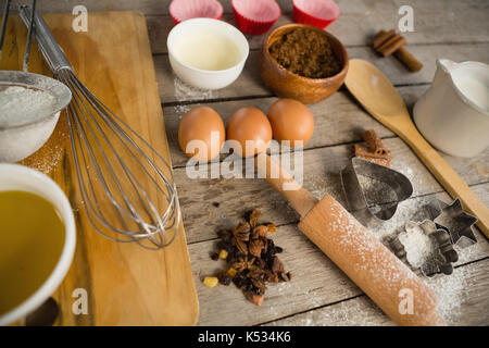 Close up gli utensili e gli ingredienti sul tavolo di legno Foto Stock