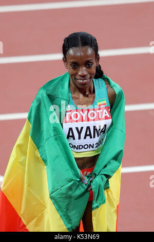 L'Ayana Almaz (Etiopia) drappeggiati in la bandiera etiope dopo la vittoria delle donne 10000m finale al 2017, IAAF Campionati del Mondo, Queen Elizabeth Olympic Park, Stratford, Londra, Regno Unito. Foto Stock