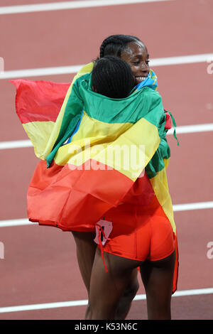 Dera DIDA (Etiopia), Almaz L'Ayana (Etiopia) drappeggiati in la bandiera etiope dopo la donna 10000m finale al 2017, IAAF Campionati del Mondo, Queen Elizabeth Olympic Park, Stratford, Londra, Regno Unito. Foto Stock