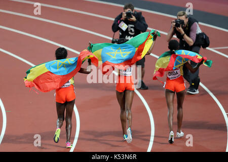 Dera DIDA (Etiopia), Almaz L'Ayana (Etiopia), Tirunesh DIBABA (Etiopia) drappeggiati in la bandiera etiope dopo la donna 10000m finale al 2017, IAAF Campionati del Mondo, Queen Elizabeth Olympic Park, Stratford, Londra, Regno Unito. Foto Stock