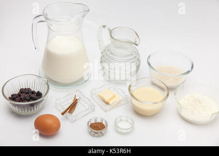 Budino di riso con cinamon e uvetta Preparazione: Ingredienti per dolci budino di riso Foto Stock