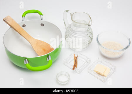 Budino di riso con cinamon e uvetta preparazione : preparazione di riso Foto Stock
