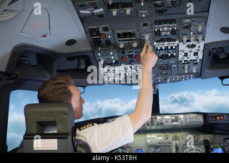 Vista posteriore del pilota di comandi di commutazione in aereo cockpit Foto Stock