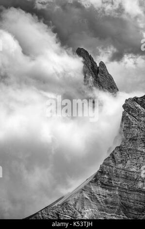 Nuvole circondano il Geisler, sopra Reciesca capanna, Alto Adige, Italia settentrionale Foto Stock