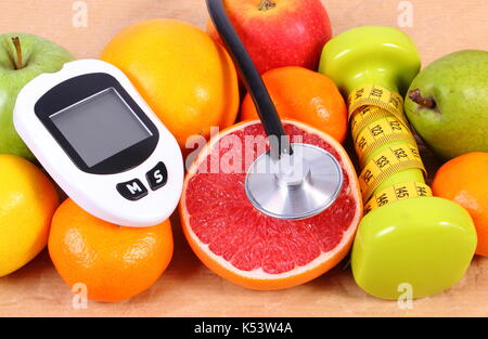 Misuratore di glucosio, medico stetoscopio, frutta fresca e nastro di misurazione con manubri sulla vecchia carta sgualcita, concetto di diabete, dimagrimento, lifesty sani Foto Stock